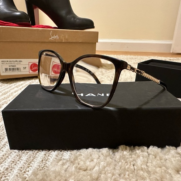 Chanel Eyewear Acetate & Glass Pearls
Dark Tortoise
Ref. 3441QH C714 - Picture 5 of 7